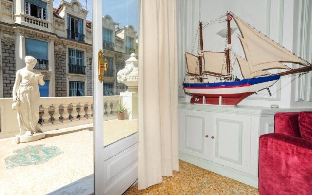 Royal Negresco - 5 Stars Holiday House