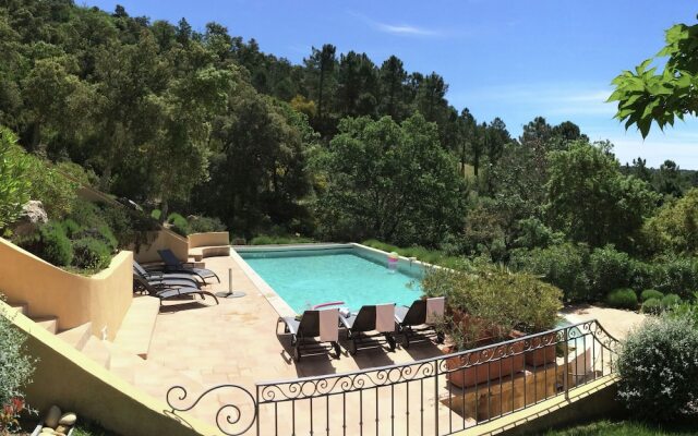 Opulent Villa in Le muy with Swimming Pool