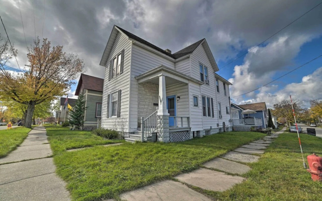 Manistee House w/ Deck: 1/2 Mi to Riverwalk!