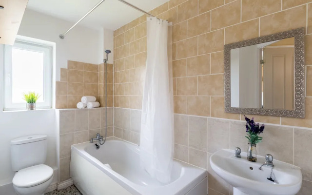 Luxury Two Bed Apartment With Parking - Wolverhampton