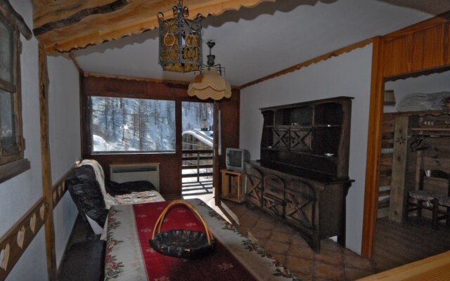 Ski-out Cervinia Chromotherapy Apartment