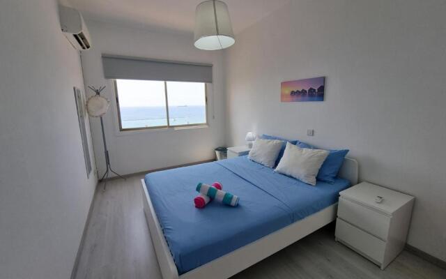 Super Modern Beachfront 1 bedroom - sleeps 4