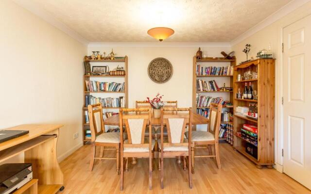 Central & stylish 3 bedroom, 2 bath, free parking