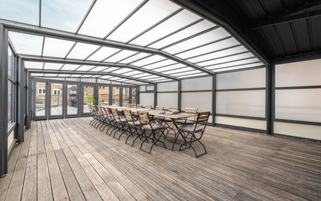 JOIVY Stunning 5-Bed Boathouse On The River Thames