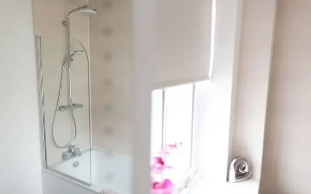 Stunning 2 BD with Patio & Free Parking