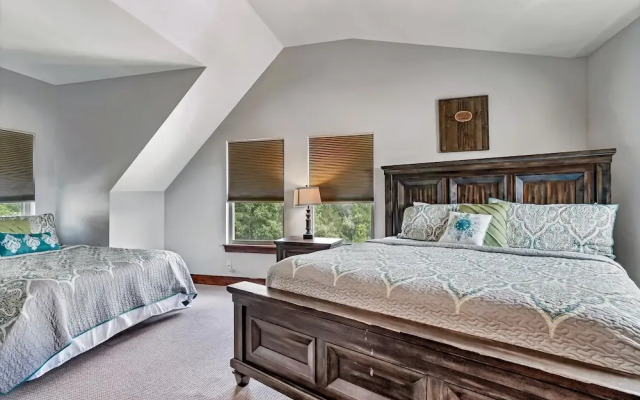 Rockwood Lake Lodge 7 Bedroom Home by RedAwning