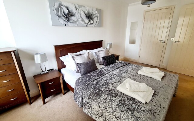 Shore Thing - Beachfront Apartment - Sleeps 4