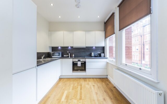 Bright 3 Bedroom Apartment in Hammersmith
