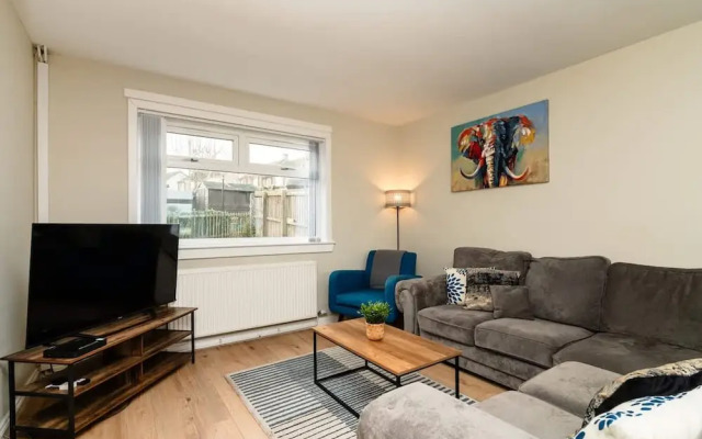 3 Bed House With Driveway