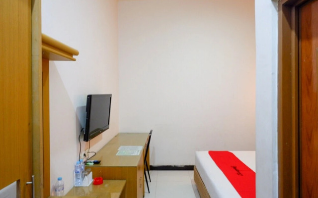 RedDoorz near Monumen Habibi Ainun