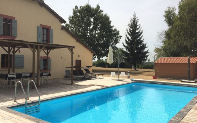 Luxurious Villa in Cazaubon with Swimming Pool