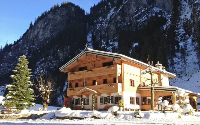 Quaint Chalet in Mayrhofen Near Ski Lift