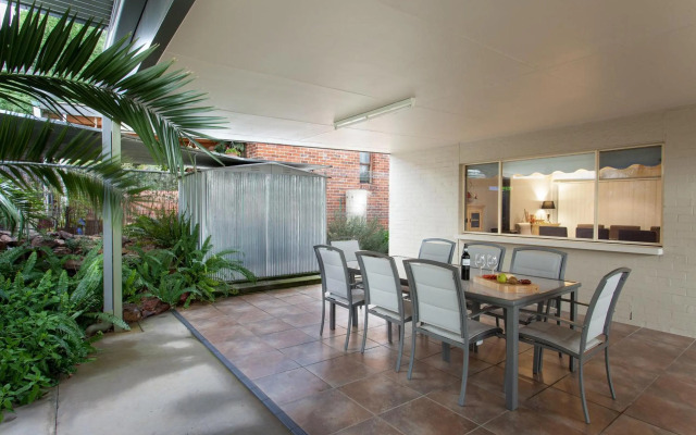 Rawson's Retreat - Five Bedroom Home - Walk CBD - Includes Breakfast