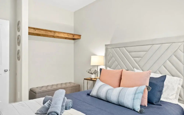 Adam's Downtown Retreat w/ Rooftop Access
