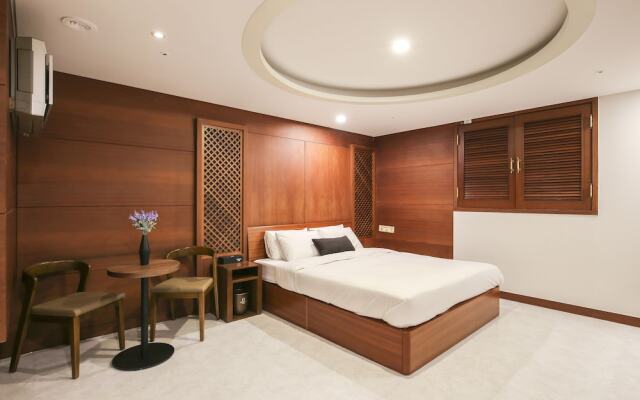 Themepark Tourist Hotel