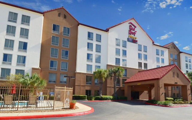 Red Roof Inn PLUS+ San Antonio Downtown - Riverwalk