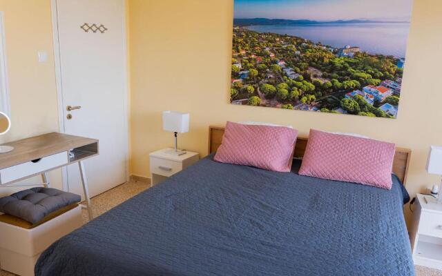 Lovely 1-bdrm condo, balconies 5 min walk to beach