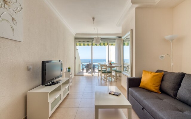 Front line with terrace & wifi