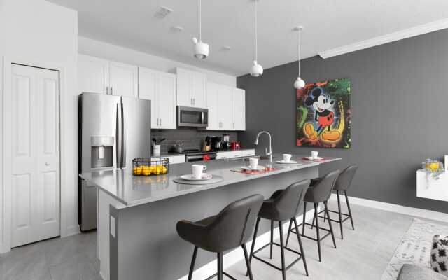 Chic townhouse with private pool near Disney