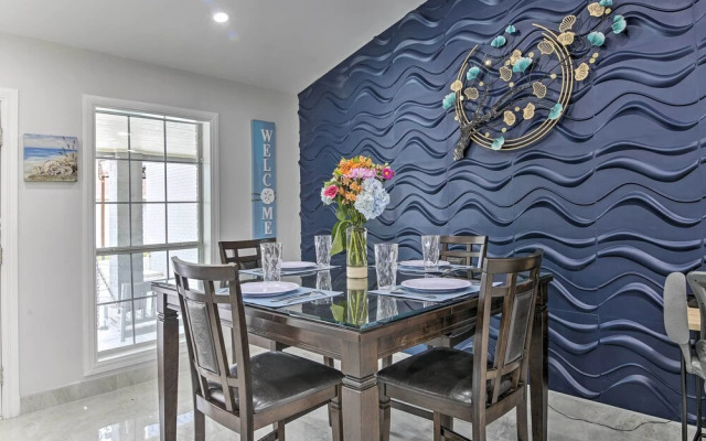 Patio & Grill: Spacious Gem Near Gulf Coast!