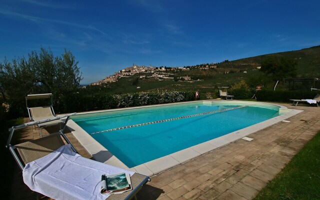 Quaint Farmhouse in Trevi With Swimming Pool