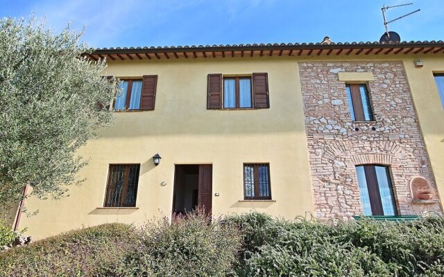 Charming Farmhouse in Trevi With Swimming Pool