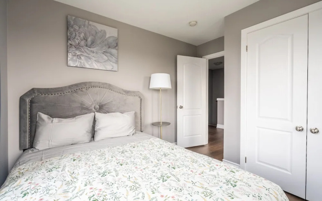 GLOBALSTAY. Modern Lake Ontario Townhomes