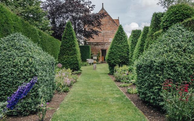 Lavish Tudor Estate Gardens - Sleeps 25