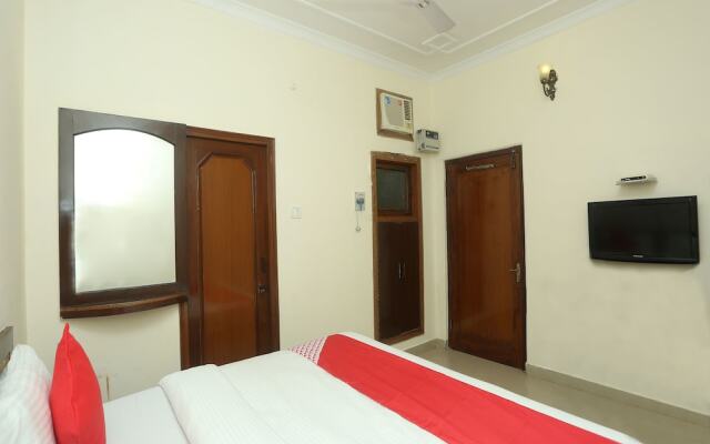 OYO 18273 Hotel Basera