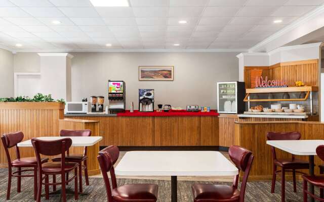 Ramada by Wyndham Richland Center