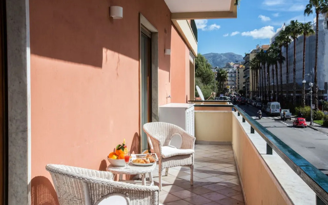 Modern spacious apartment with terrace, balconies, solarium & gym