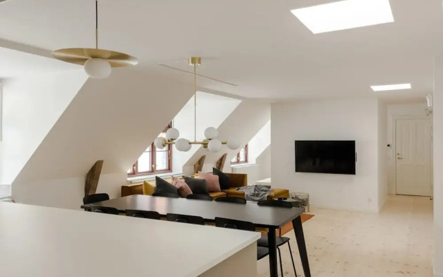 ★Central Apt · Newly Renovated · Shopping Street★