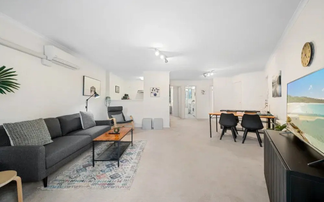 Stylish 1-bed Stay With Balcony & Study