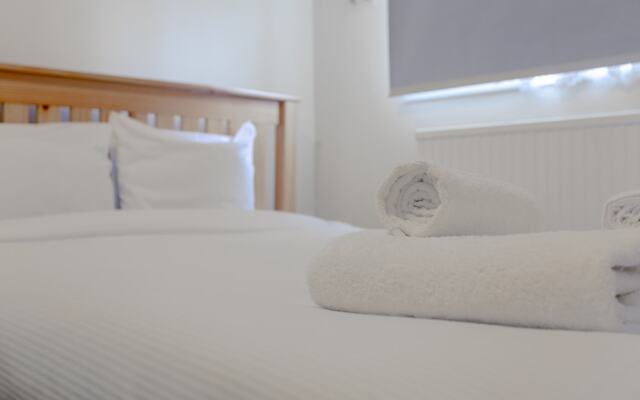 Spacious 2 Bedroom House in Bow