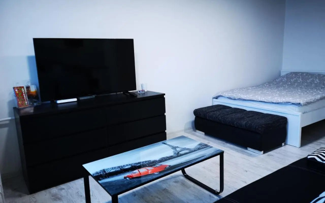 Black & White Studio