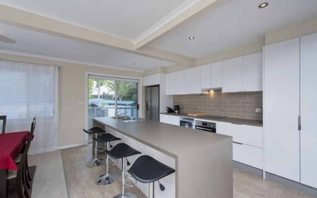 Beach and Bay, 121 Shoal Bay Road