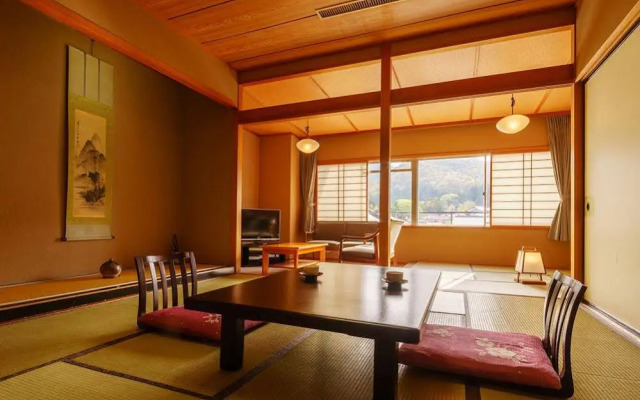 Hotel Hoho "A hotel overlooking the Echigo Plain and the Yahiko mountain range"