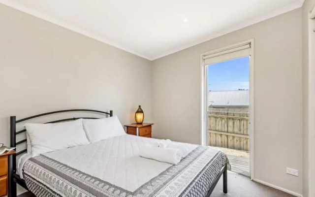 Shemara - Idyllic East Beach property with multiple living areas