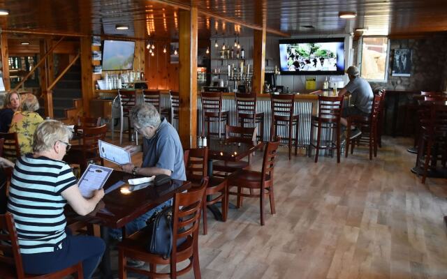 Trappers Landing Lodge