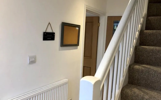 Tasteful 3-BR House -Private Parking Florence Park