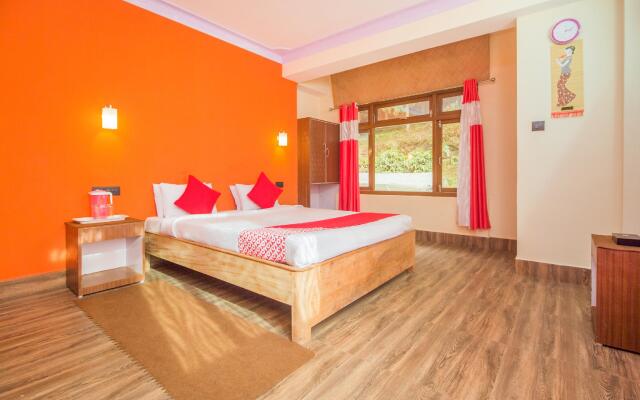 OYO 27709 Hotel Red Cherry