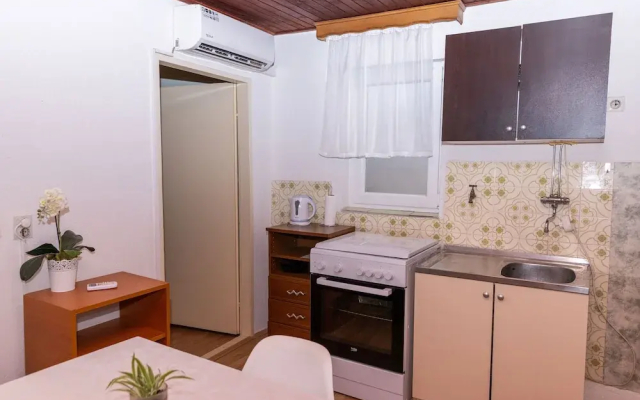 Old house with terrace - for guests on a budget