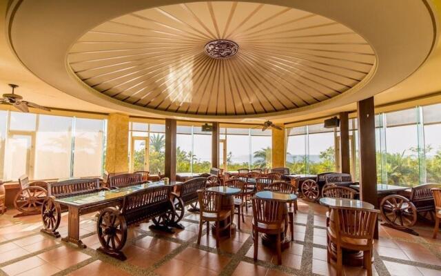 Whales Mountain & Seaview Resort