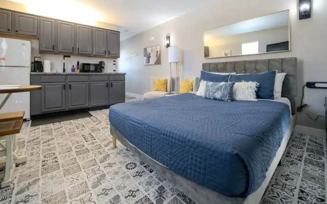 Corner Top Floor Fall Creek Convenient to 76