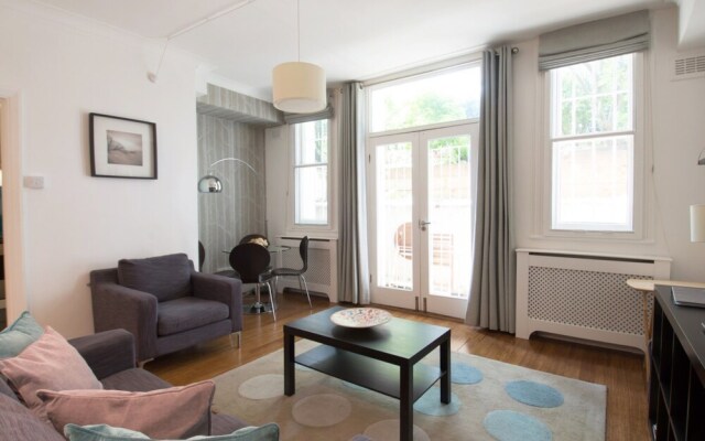 1 Bedroom Flat In Vibrant Earls Court