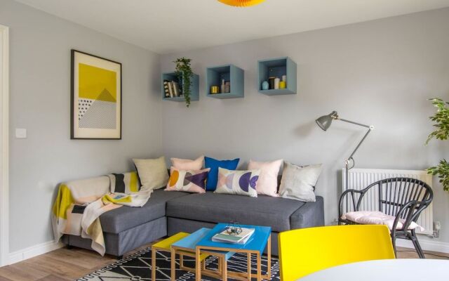 Deco Spacious Townhouse