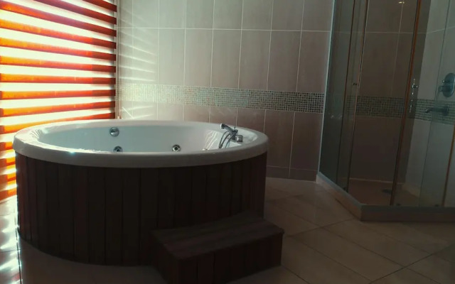 Roxx Suite Deluxe & Spa Hotel