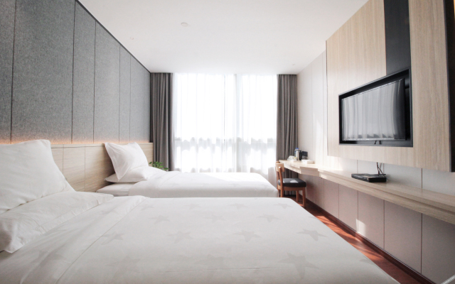 Wenxing Hotel (Zhuhai Xiangzhou Station Riyuebei Opera Theater)