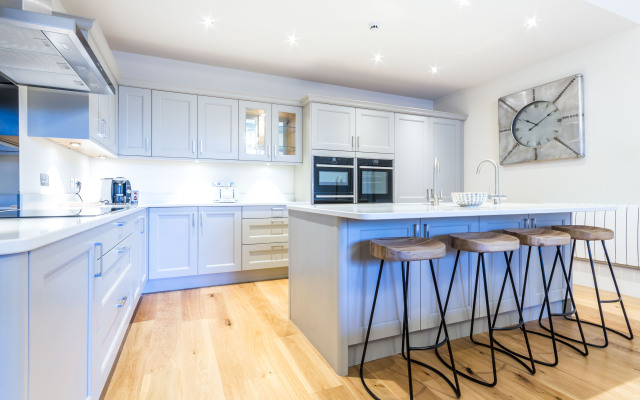 White Hart Hotel & Apartments