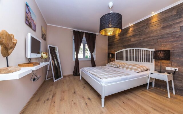 Beautiful Home in Okrug Gornji With Wifi and 4 Bedrooms